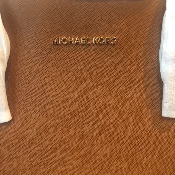 NWT Michael Kors Jet Set Travel Medium Top Zip Tote Shoulder Bag Tan/Luggage - Picture 3 of 9